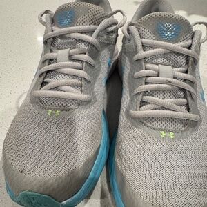 Women’s under Armor tennis shoes